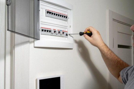 &Eacute;lectricien qualifi&eacute; &agrave; Obernai, quels crit&egrave;res v&eacute;rifier ?